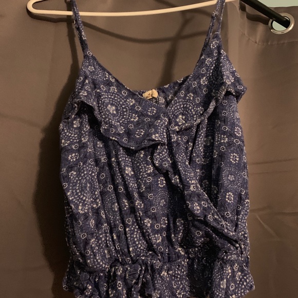 Size small hollister cropped tank top. - Picture 3 of 3